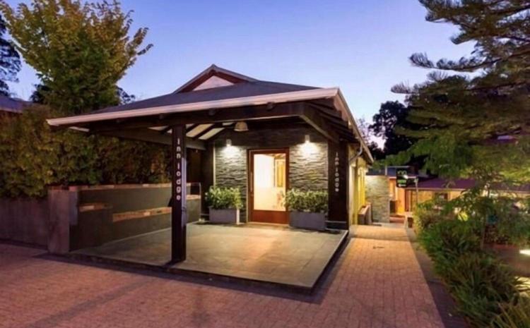 Mahogany Inn And Distillery Mahogany Creek Esterno foto