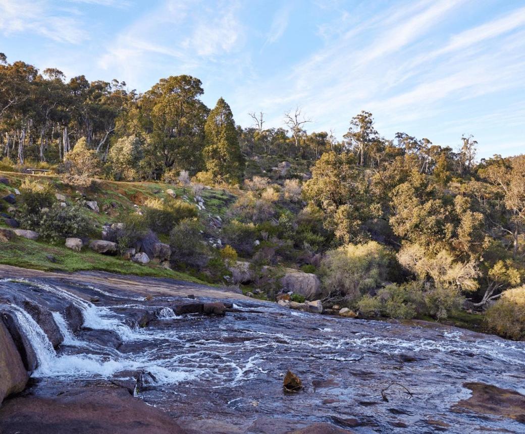 Mahogany Inn And Distillery Mahogany Creek Esterno foto